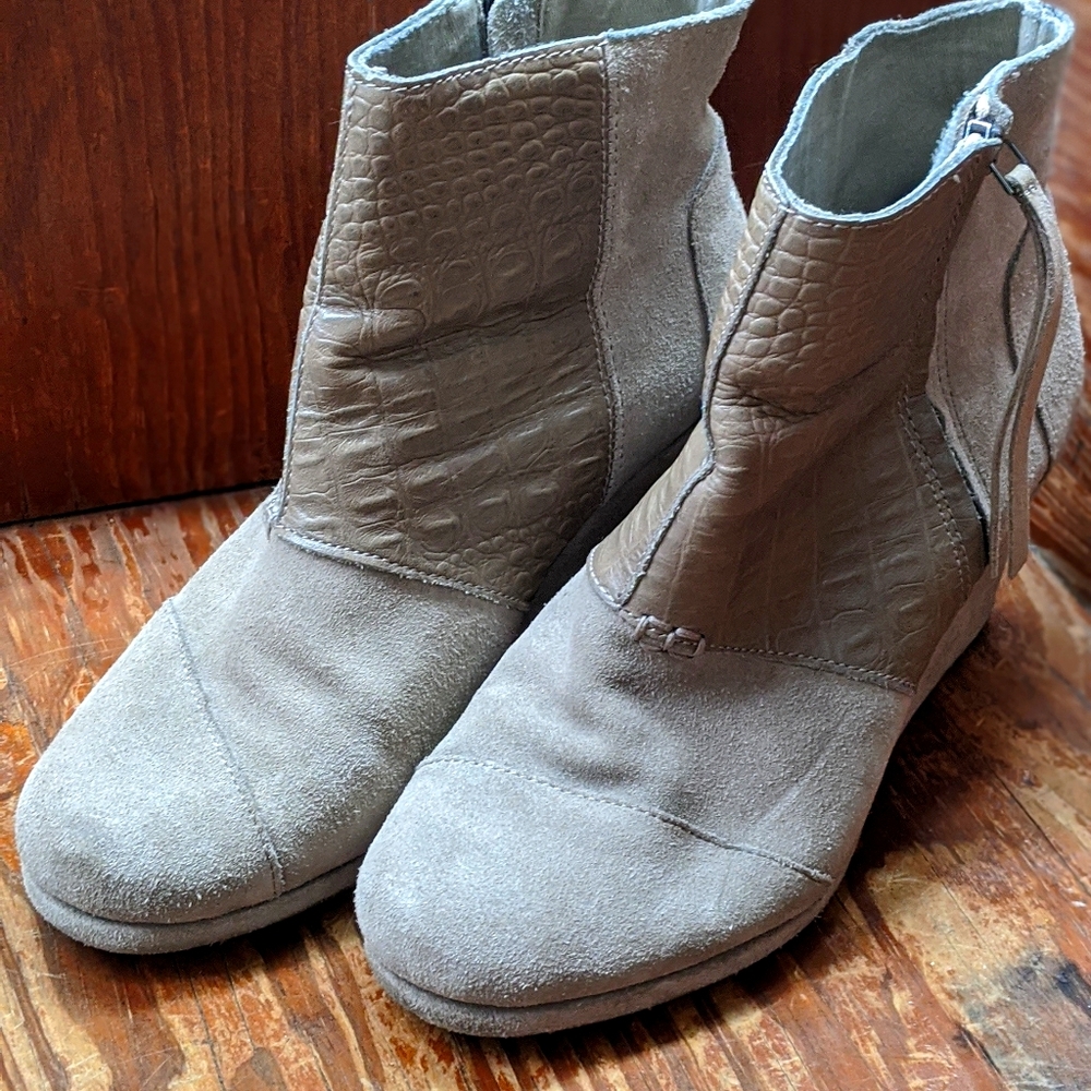 Tom's women boots size 8   tan